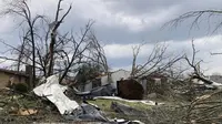 Sebuah rumah menjadi rusak dan pohon-pohon tumbang setelah tornado di Little Rock pada 31 Maret 2023. (Dok: Andrew DeMillo/AP)