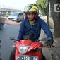 Petugas Satpol PP memberhentikan pengendara motor di Lebak Bulus, Jakarta, senin (14/09/2020). Pemerintah Provinsi DKI Jakarta memperketat kembali PSBB karena kasus Covid-19 terus mengalami peningkatan. (merdeka.com/Dwi Narwoko)