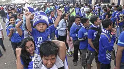 Fanatisme bobotoh terhadap Persib sudah dipupuk sejak usia dini. Jangan kaget melihat begitu banyaknya bocah menggunakan atribut Maung Bandung di Stadion Si Jalak Harupat, Soreang. (Bola.com/Nicklas Hanoatubun)