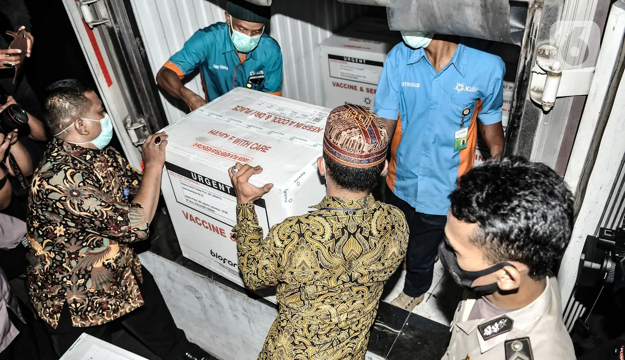 Petugas memindahkan dus berisi vaksin Covid-19 produksi Sinovac ke ruang penyimpanan di Kantor Dinas Kesehatan DKI Jakarta, Kamis (7/1/2021). Dinkes DKI pada tahap I telah menerima sebanyak 78.400 vaksin Covid-19 dari Sinovac yang diprioritaskan untuk tenaga kesehatan. (merdeka.com/Iqbal Nugroho)