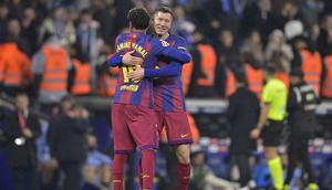 Empat menit berselang, Barcelona mencetak gol kedua melalui aksi Robert Lewandowski. Tampak dalam foto, penyerang Barcelona asal Polandia, Robert Lewandowski (kanan) merayakan gol kedua timnya saat pertandingan pekan ke-18 Liga Spanyol 2025/2026 melawan RCD Espanyol di Stadion RCDE, Sabtu 3 Januari 2026 waktu setempat atau Minggu (4/1/2026) dini hari WIB. (MANAURE QUINTERO/AFP)