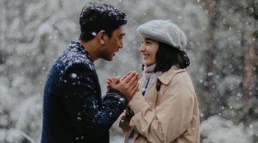 1 Tahun Pacaran Chelsea Islan Pamer Foto Pelukan Mesra Dengan Daffa Wardhana News Entertainment Fimela Com