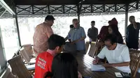 Direktur Sido Muncul Irwan Hidayat menandatangani sejumlah persyaratan.