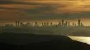 Lembayung senja memperlihatkan pemandangan sisi benua Eropa yang terlihat dari gedung pencakar di Istanbul, Turki, 10 Maret 2018. Istanbul memang kota yang menarik karena menempati dua benua, Asia dan Eropa. (AP Photo/Emrah Gurel)
