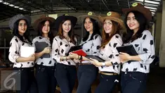 Sejumlah wanita cantik berpakaian ala koboi  siap layani calon pembeli di Mall Hewan Qurban milik Haji Doni di kawasan Depok, Jawa Barat, Selasa (8/9/2015). Kehadiran mereka untuk menarik calon pembeli hewan qurban. (Liputan6.com/Yoppy Renato) 