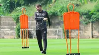 Laga Persija Jakarta melawan Persib Bandung pada pertandingan pekan ke-32 BRI Super League 2025/2026 akan berlangsung di Stadion Segiri, Samarinda, Kalimantan Timur, Minggu (10/5/2026) sore WIB. Tampak dalam foto, pelatih Persija, Mauricio Souza, saat memimpin sesi latihan di Persija Training Ground, Bojongsari, Kota Depok, Jawa Barat, Kamis (7/5/2026). (Bola.com/M Iqbal Ichsan)
