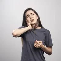 Beberapa cara yang bisa membantu menenangkan diri saat emosi. (foto: azerbaijan_stockers/freepik)