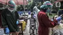 Warga menjalani tes usap PCR di Taman Pintar, Kayu Putih, Pulogadung, Jakarta Timur, Selasa (8/6/2021). Warga RW 09 dan 10 Kelurahan Kayu Putih kembali menjalani tes usap PCR guna mengantisipasi penyebaran COVID-19 di wilayah mereka. (merdeka.com/Iqbal S. Nugroho)