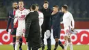 Pelatih Paris Saint-Germain (PSG), Mauricio Pochettino, berbincang dengan Marco Verratti usai pertandingan melawan Brest pada laga Liga Prancis di Stadion Parc des Princes, Sabtu (9/1/2021). PSG menang dengan skor 3-0. (AP Photo/Francois Mori)