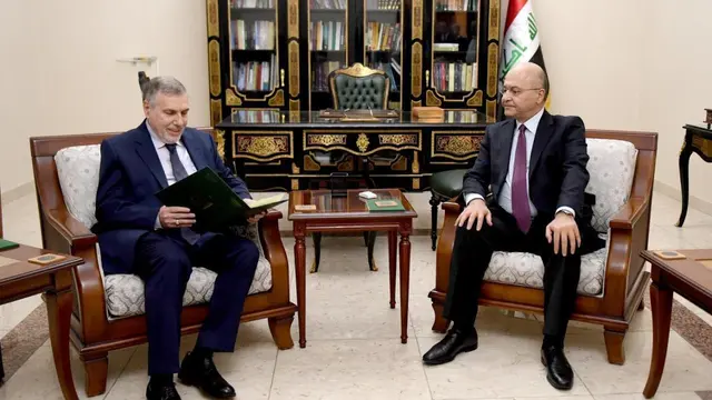 Presiden Barham Salih (kanan) bersama dengan PM Irak baru Mohammed Allawi (kiri).
