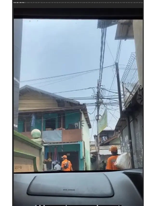 7 Momen Saat Awkarin Bersihkan Sampah dan Selokan, Curi Perhatian