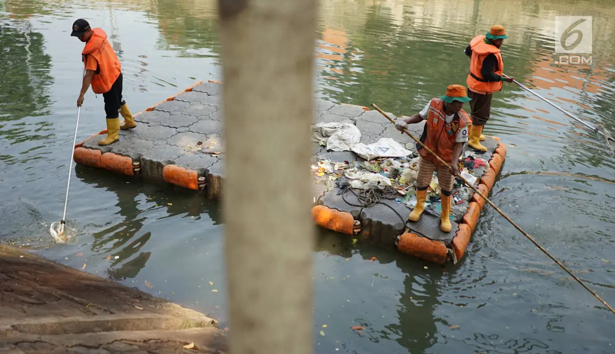 Petugas membersihkan sampah plastik yang mengapung di aliran anak Sungai Ciliwung, Pasar Baru, Jakarta, Selasa (6/8/2019). Perilaku buruk sebagian masyarakat yang membuang sampah sembarangan menyebabkan petugas harus membersihkan sungai setiap hari. (Liputan6.com/Immanuel Antonius)