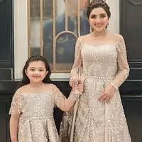 Ketika menghadiri berbagai acara, mereka tetap terlihat kompak. Seperti kali ini, keduanya memakai gaun berwarna nude. Hal itu membuat istri Anang Hermansyah tersebut dan putrinya terlihat sangat elegan. (Liputan6.com/IG/@ashanty_ash)