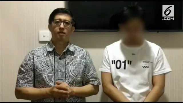 Orangtua penghina Presiden Jokwi meminta maaf atas video yang dibuat anaknya. Video tersebut menjadi viral karena berisi ancaman dan hujatan terhadap Presiden Jokowi.