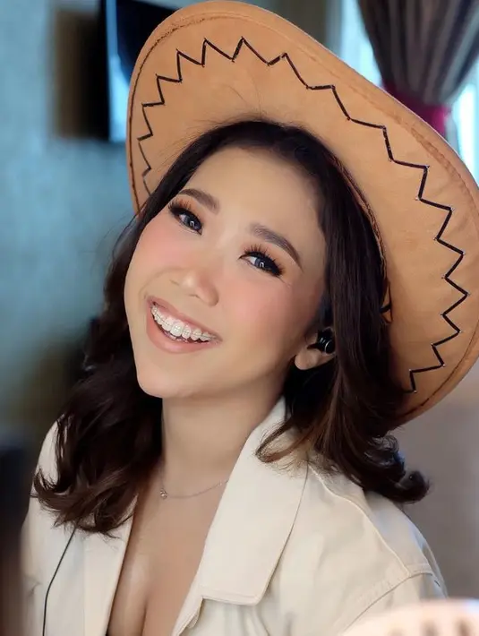 Sudah cukup banyak momen prewed Kiky dan calon suaminya diunggah di sosial media. Meski demikian, hingga kini masih belum ada info kapan tepatnya hari bahagianya dilaksanakan. (instagram.com/kikysaputrii)