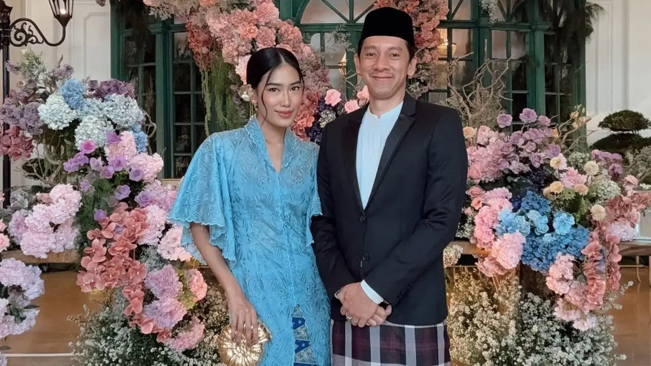 6 Potret Kebaya Brokat Biru Pastel Alika Islamadina di Pernikahan Anak Alya Rohali