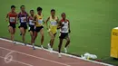 Pelari Indonesia, Agus Prayogo (depan) saat memimpin lomba lari 10.000 m putra di National Stadium, Singapura, Rabu (10/6/2015). Agus berhasil finis dan meraih emas di nomor lari 10.000 m putra SEA Games 2015. (Liputan6.com/Helmi Fithriansyah)  