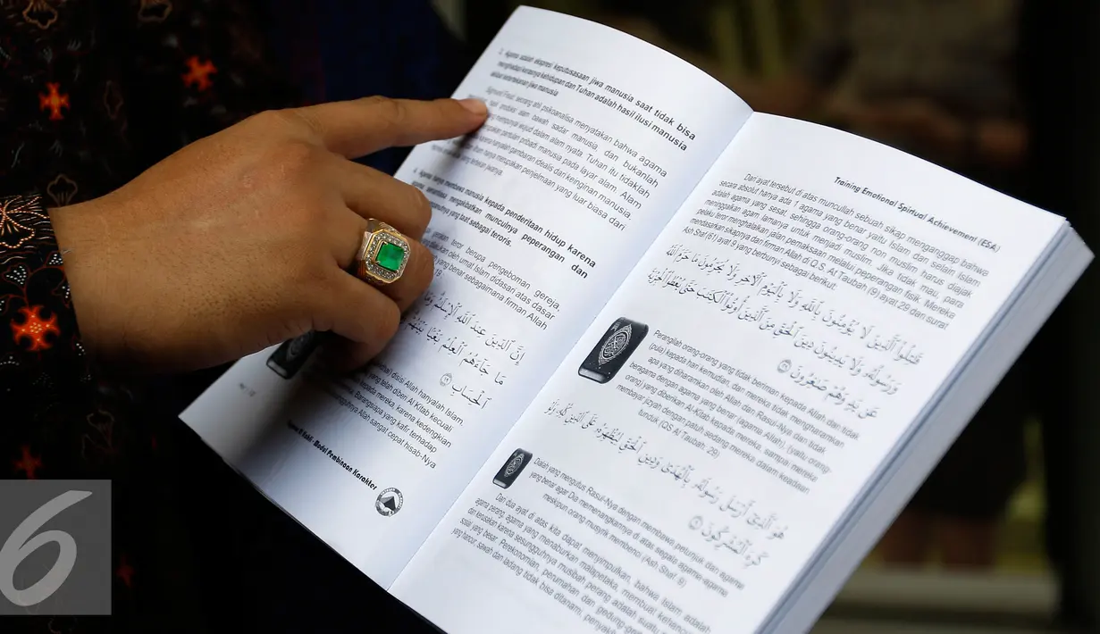 Buku Program Pelajar Jakarta Berkarakter yang diterbitkan oleh Yayasan al Kahfi, Jakarta, Jumat (25/9/2015). Yayasan al Kahfi melaporkan delapan pemilik akun media sosial yang telah memfitnah mereka ke Polda Metro Jaya. (Liputan6.com/Yoppy Renato)