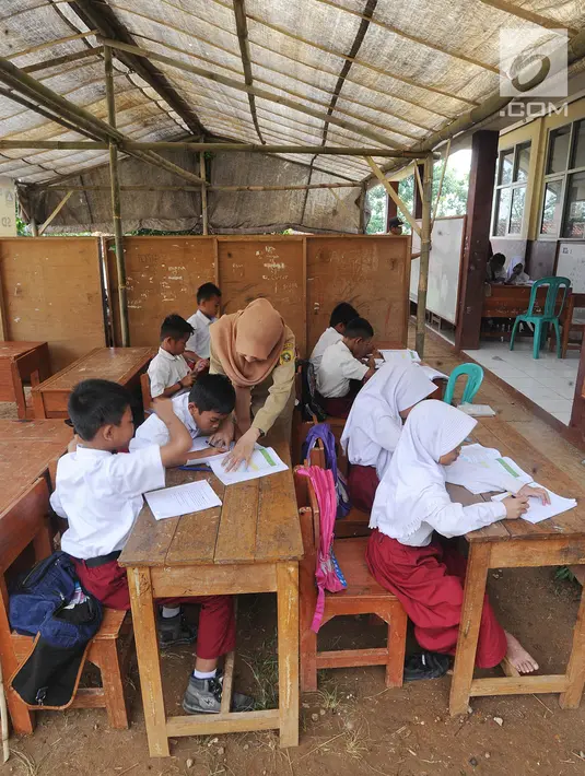 Siswa melakukan aktivitas belajar di bawah tenda darurat di SDN Mutiara, Kampung Pasir Bayur, Cibeber II, Bogor, Selasa (3/4). Mereka terpaksa belajar di luar karena bangunan sekolah yang berdiri sejak tahun 2009 itu rusak berat. (Merdeka.com/Arie Basuki)
