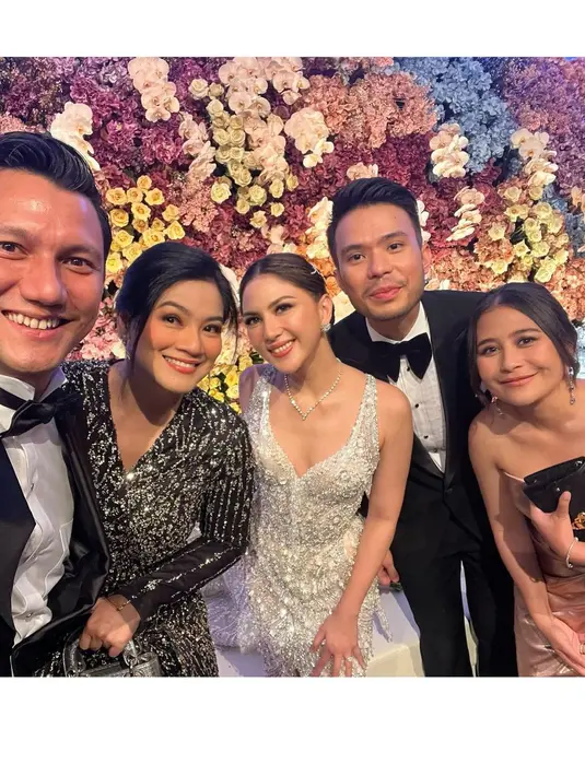 Sementara Christian Sugiono tak kalah memesona saat dibalut setelan jas hitam dengan dasi kupu-kupu warna senada. [Foto: IG/titi_kamall].