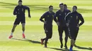 Pemain Juventus melakukan pemanasan sebelum melakukan latihan jelang laga lanjutan grup H Liga Champions yang berlangsung di stadion Stade de Suisse, kamis (13/12). Juventus akan berhadapan dengan tuan rumah Young Boys. (AFP/Marco Bertorello)