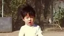 Bintang drama Korea Rebron Rich ini suka dengan berbagai permainan bola saat kecil. Salah satunya bermain sepak bola. Momen Song Joong Ki memegang bola ini memperlihatkan sosoknya yang lucu sedang mematung. Foto ini pun banjir like dan komentar dari warganet. (Liputan6.com/IG/hi_songjoongki)