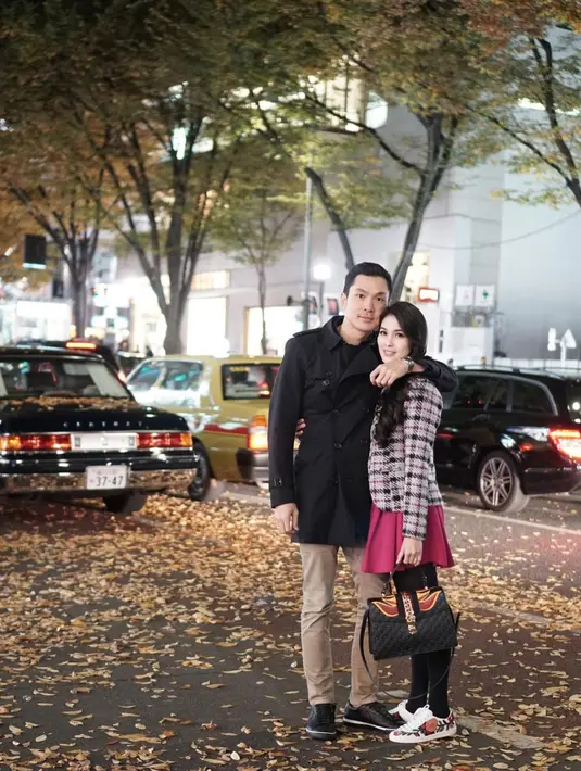 Masih dengan gaya liburan yang serasi. Sandra Dewi memilih jaket motif kotak-kotak, dengan rok berwarna fuchsia, legging hitam, dan sepatu bermotif floral. Sedangkan Harvey tampil mengenakan coat hitam, celana panjang cokelat, dan sepatu hitam. Foto: Instagram.