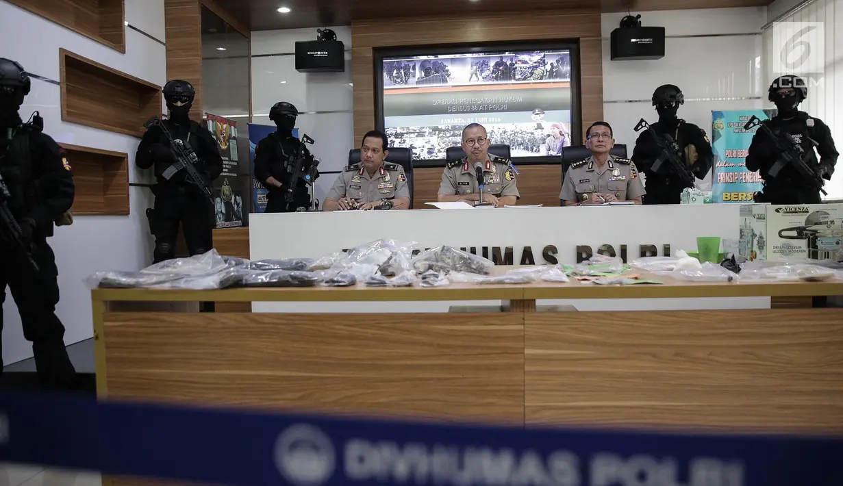 Kepala Divisi Humas Mabes Polri Inspektur Jenderal Pol Setyo Wasisto (tengah) memberikan penjelasan  saat mengelar rilis Pengungkapan Kasus Teroris dan Gelar BB di Divhumas Polri, Jakarta, Kamis (22/6). (Liputan6.com/Faizal Fanani)