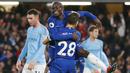 Gelandang Chelsea, N'Golo Kante, merayakan gol yang dicetaknya ke gawang Manchester City pada laga Premier League di Stadion Stamford Bridge, London, Minggu (9/12). Chelsea menang 2-0 atas City. (AFP/Ian Kington)