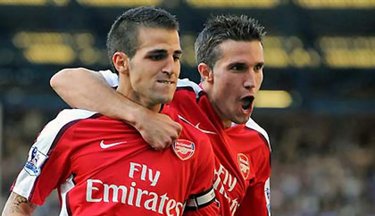 Selebrasi gol dari gelandang Arsenal, Cesc Fabregas (kiri) bersama Robin Van Persie dalam gala Liga Premier antara Everton dan Arsenal di Goodison Park, Liverpool, 15 Agustus 2009. AFP PHOTO/ANDREW YATES