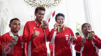 Atlet peraih medali Olimpiade Rio 2016, pasangan bulu tangkis Tontowi/Liliyana serta dua atlet angkat besi Sri Wahyuni Agustiani dan Eko Yuli Irawan seusai diterima Presiden Jokowi , di Istana Merdeka, Jakarta, Rabu (24/8). (Liputan6.com/Faizal Fanani)