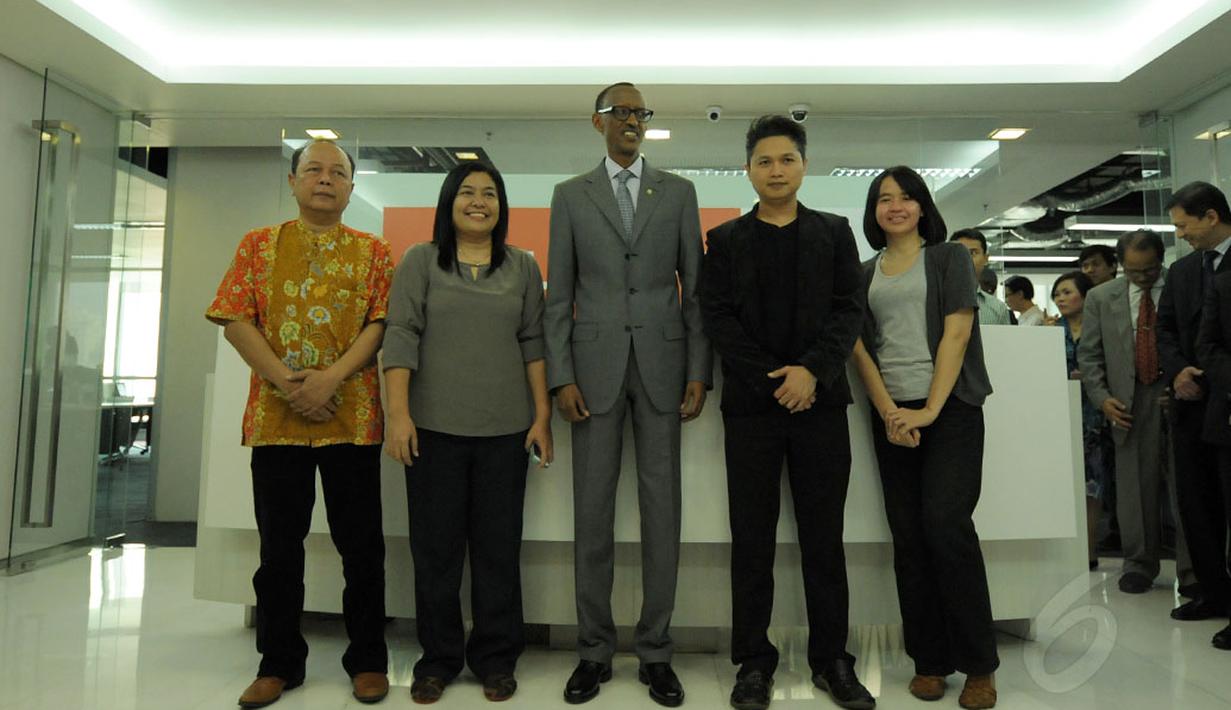 Presiden Rwanda, Paul Kagame (tengah) berpose dengan awak redaksi Liputan6.com saat berkunjung ke kantor Liputan6.com, Jakarta, Jumat (31/10/2014).(Liputan6.com/Helmi Fithriansyah)