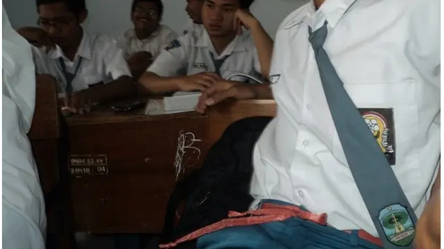 6 Kelakuan Kocak Orang Pakai Sabuk Tak Biasa Ini Nyeleneh
