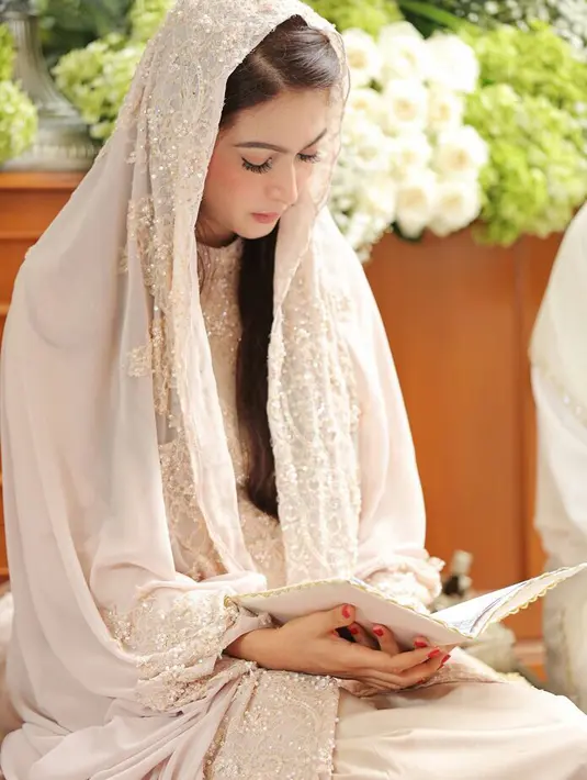 Nabila Syakieb si calon pengantin sendiri terlihat sangat cantik dengan kerudung yang menutup kepalanya. Ia pun sangat khusyuk dalam memanjatkan doa untuk pernikahannya yang sudah di depan mata tersebut. (Ruben Silitonga/Bintang.com)