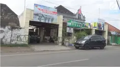 Seorang suami tega membacok istrinya sendiri karena cemburu.