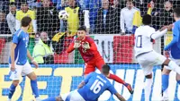 Kiper Timnas Italia, Guglielmo Vicario, melakukan penyelamatan dalam laga debutnya bersama Gli Azzurri saat menghadapi Ekuador pada laga uji coba internasional di Red Bull Arena, Harrison, New Jersey, Amerika Serikat, Senin (25/3/2024) dini hari WIB. (Charly TRIBALLEAU / AFP)