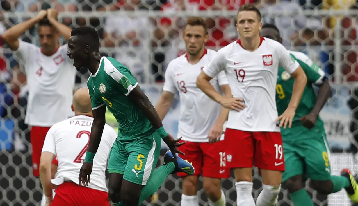Para pemain Polandia tampak kecewa usai gawangnya kebobolan saat pertandingan melawan Senegal pada laga Piala Dunia di Stadion Spartak, Selasa (19/6/2018). Senegal menang 2-1 atas Polandia. (AP/Eduardo Verdugo)