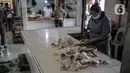 Pedagang daging ayam mengenakan masker saat berjualan di Pasar Kebayoran Lama, Jakarta Selatan, Senin (22/6/2020). Pasar Kebayoran Lama menerapkan protokol kesehatan bagi pengunjung dan pedagang untuk mengantisipasi penularan COVID-19. (Liputan6.com/Faizal Fanani)