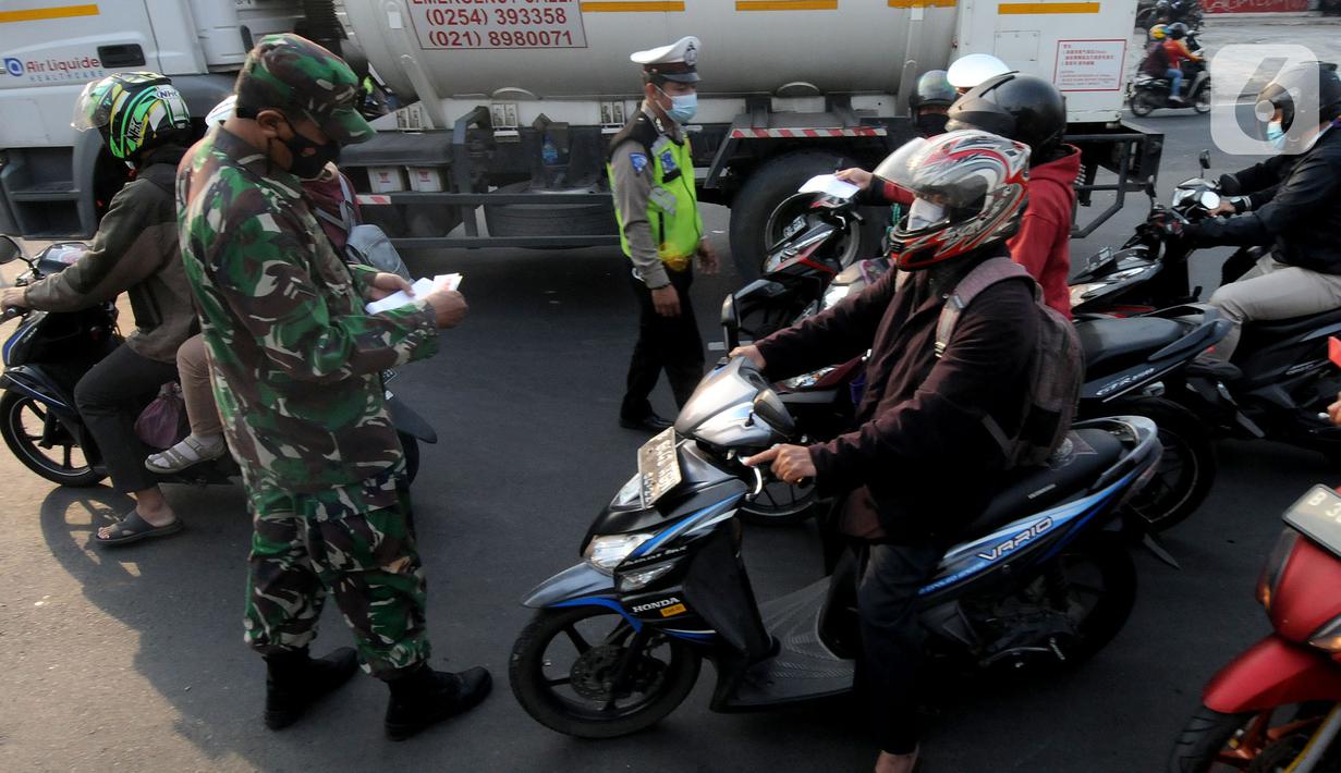 Aparat Gabungan POLRI-TNI memeriksa kelengkapan Surat Tanda Registrasi Pekerja  (STRP) bagi pengendara bermotor pada pos  perpanjangan Pemberlakuan Pembatasan Kegiatan Masyarakat (PPKM) Jalan Raya Ir.H.Djuanda, depan Sandratex, Tangerang Selatan, Kamis (15/07/2021). (merdeka.com/Arie Basuki)