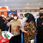 Mendegari Tito Karnavian berdialog dengan Bupati Banyuwangi Ipuk Fiestiandani di pameran Indonesia International Smart City Expo & Forum  (Istimewa)