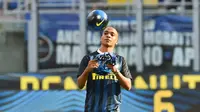 Gelandang Joao Mario diperkenalkan sebagai rekrutan baru Inter Milan di Giuseppe Meazza, Milan, pada 26 Agustus 2016. (AFP/Giuseppe Cacace)