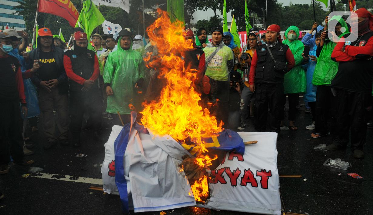 Aksi gabungan buruh, mahasiswa, dari berbagai elemen di depan Gedung DPR/MPR, Jakarta, Selasa (28/2/2023). Sebanyak 10.000 orang dari berbagai elemen masyarakat diperkirakan hadir dalam aksi demonstrasi menolak pengesahan Peraturan Pemerintah Pengganti Undang-Undang (Perppu). (merdeka.com/Imam Buhori)