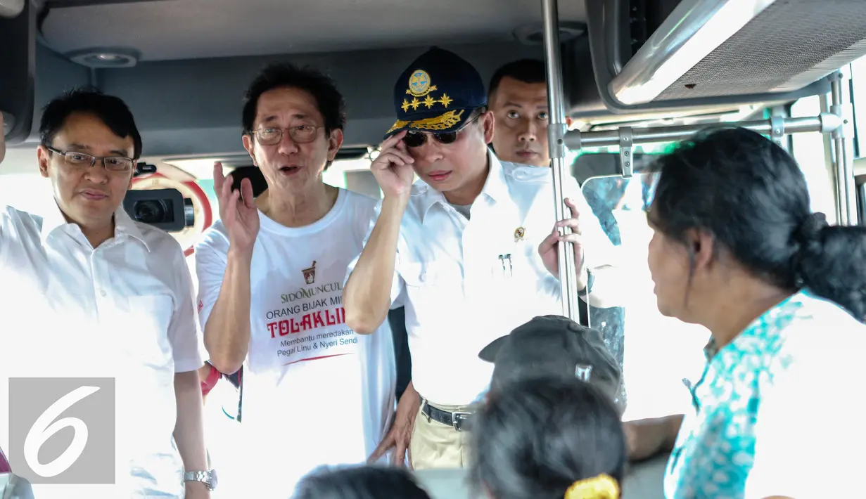 Presiden Direktur Sido Muncul, Irwan Hidayat (kedua kiri) bersama Menhub, Ignasius Jonan meninjau salah satu bus yang disediakan untuk mengangkut pemudik di kawasan Kemayoran, Jakarta, Minggu (12/7/2015). (Liputan6.com/Faizal Fanani)