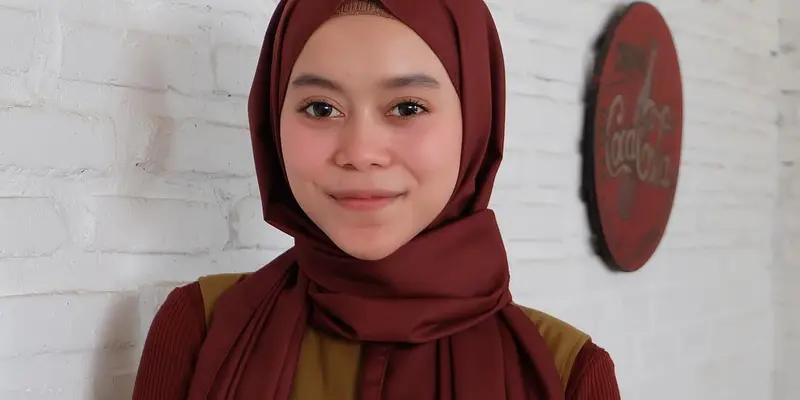 10 Potret Transformasi Gaya Hijab Lesti Kejora dari Awal Karier hingga Punya Anak