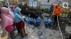 Petugas Badan Penanggulangan Bencana Daerah (BPBD) Tangerang Selatan mendistribusikan air bersih di kawasan Kranggan, Tangerang Selatan, Banten, Senin (9/10/2023). (merdeka.com/Arie Basuki)