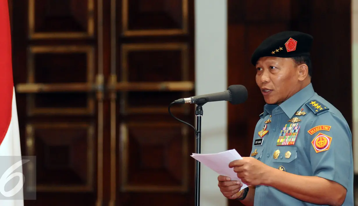 Kasum TNI, Laksamana Madya TNI Didit Herdiawan membaca amanat Panglima TNI, Jenderal Gatot Nurmantyo jelang penandatanganan kontrak pengadaan barang dan jasa di Mabes TNI Cilangkap, Jakarta, Jumat (29/1/2016). (Liputan6.com/Helmi Fithriansyah)
