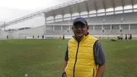 CEO Mitra Kukar, Endri Erawan, memantau latihan jelang laga semi final Piala Presiden 2015 melawan Persib di Stadion Aji Imbut, Tenggarong, Kaltim, Sabtu (3/10/2015). (Bola.com/Vitalis Yogi Trisna)