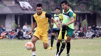 Mantan striker Persib Bandung, Rudiyana (kiri) saat mengikuti seleksi di PSS Sleman di Lapangan Plosokuning, Minomartani, Senin (16/1/2017). (Bola.com/Romi Syahputra)