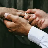 Ilustrasi perhiasan. Sumber foto: unsplash.com/Matheus Ferrero.