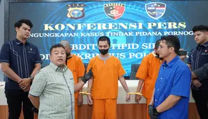 Konferensi pers pengungkapan penyebaran pornografi berupa video penyuka sesama jenis oleh Polda Riau. (Liputan6.com/M Syukur)